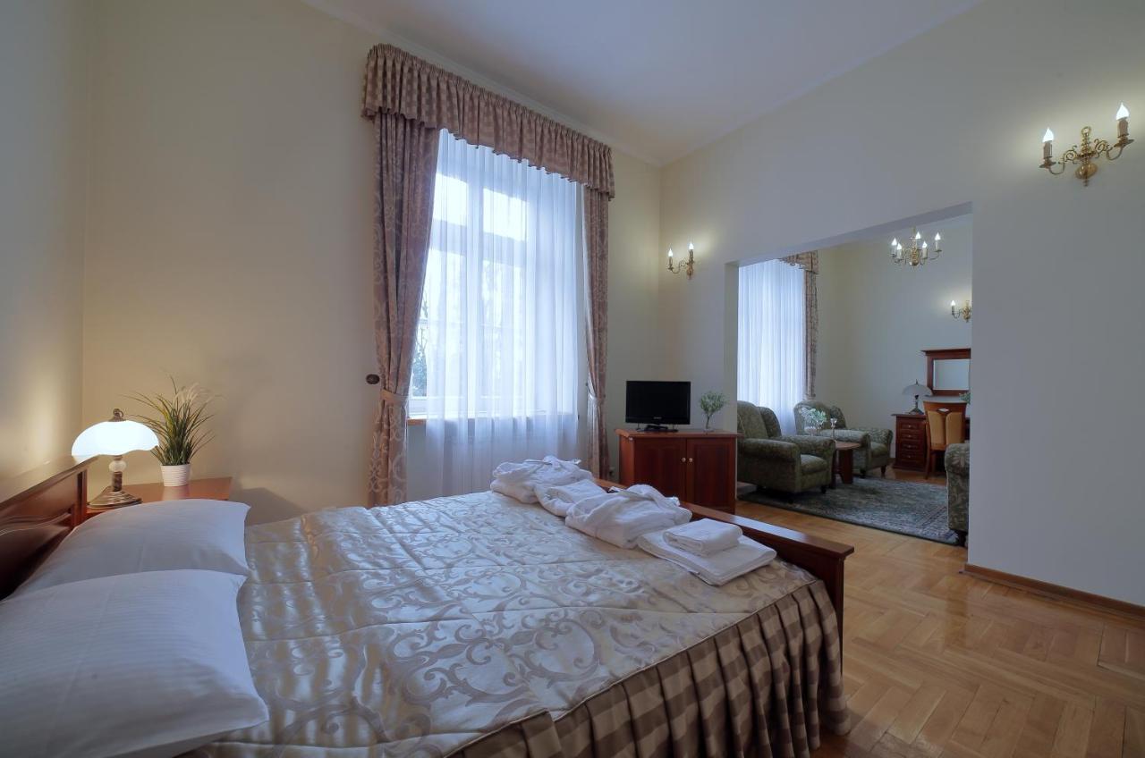 Palac Pod Kampinosem - Blisko Warszawy Leszno  Exterior foto