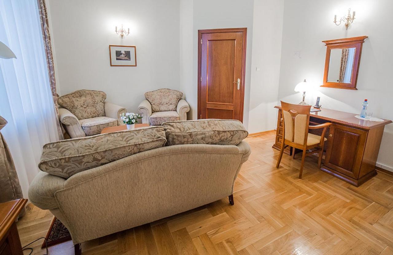 Palac Pod Kampinosem - Blisko Warszawy Leszno  Exterior foto
