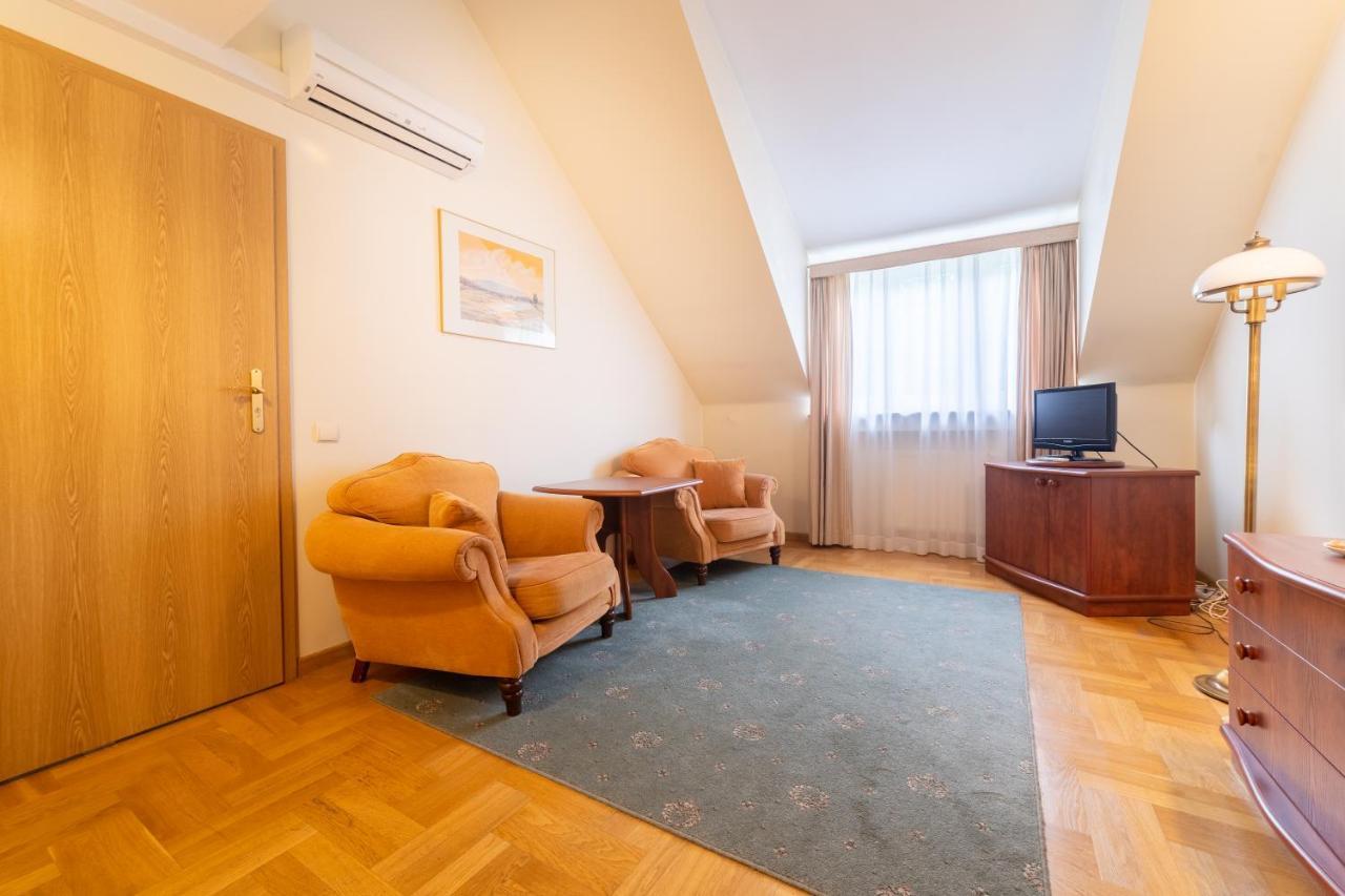 Palac Pod Kampinosem - Blisko Warszawy Leszno  Exterior foto